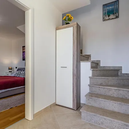Stunning In With Wifi Appartement Ližnjan