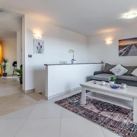 Nice Apartment In Liznjan With Wifi *
