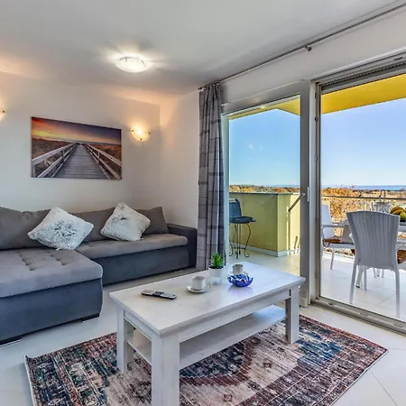 Nice Apartment In Liznjan With Wifi