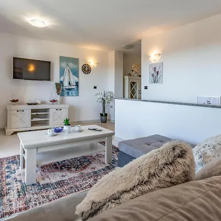 Nice Apartment In Liznjan With Wifi *
