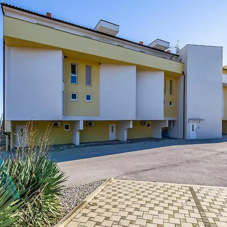 Appartement Stunning In With Wifi Ližnjan