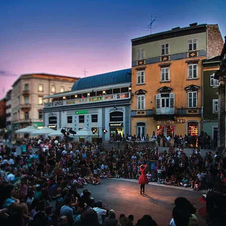 Appartement Stunning In With Wifi Ližnjan