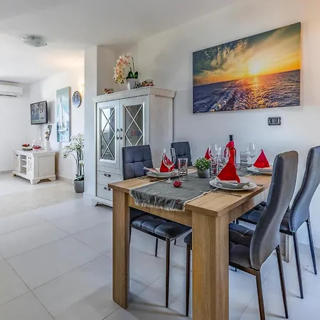 Appartement Stunning In With Wifi Ližnjan