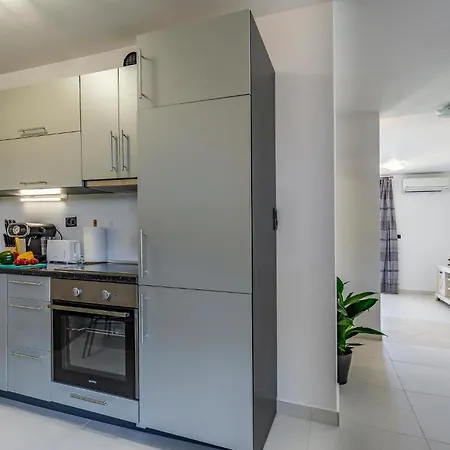 Nice Apartment In Liznjan With Wifi